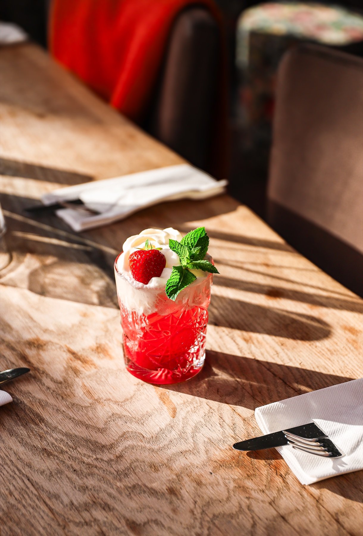 Färgstark drink fotograferad i solljus på Bistro Gränden